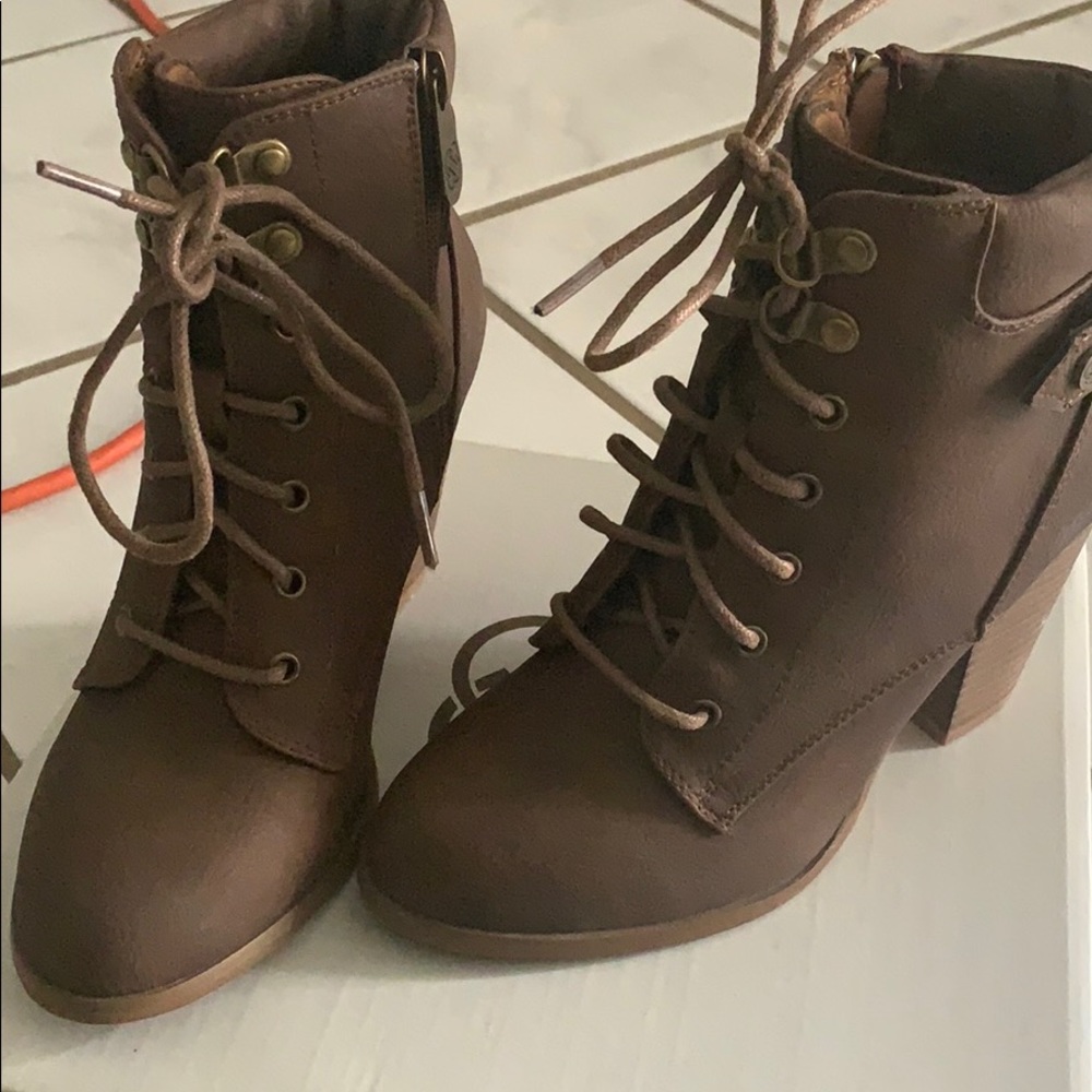 Beautiful brown ankle Daisy Fuentes boots. New